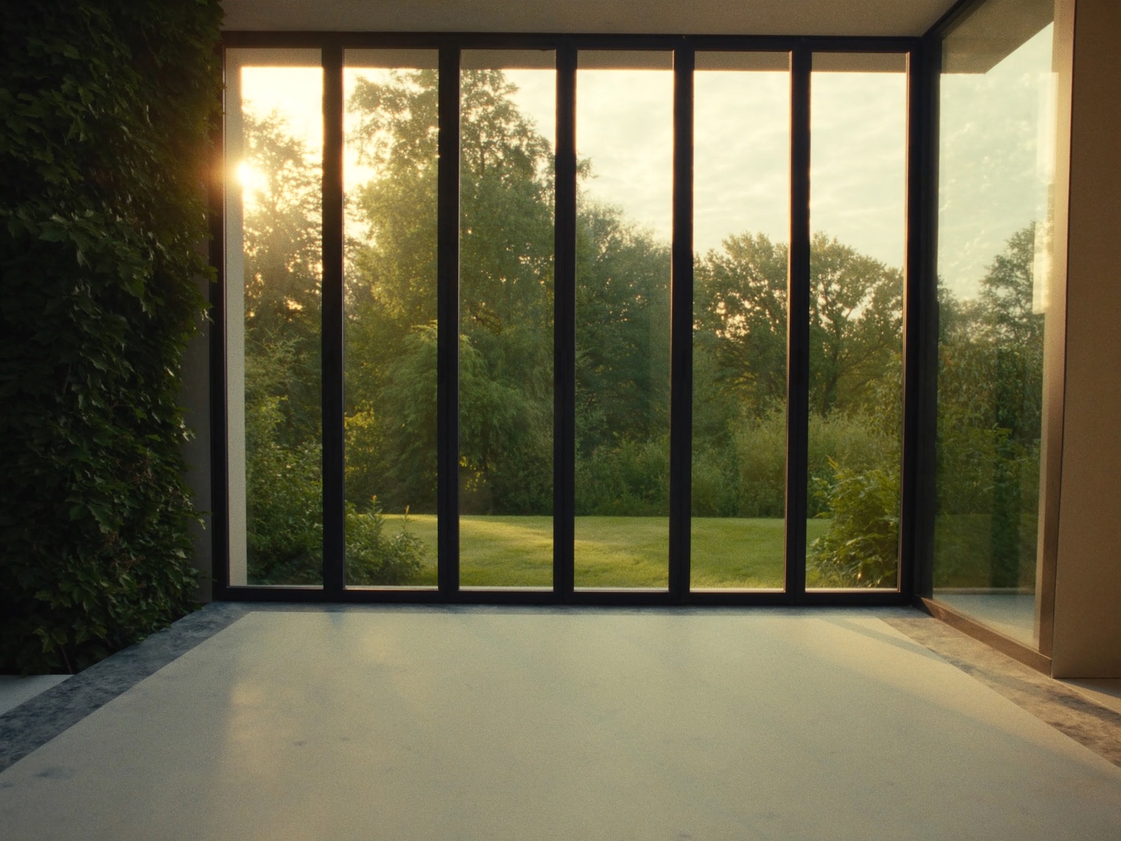 Baie vitrée aluminium anthracite avec vue jardin