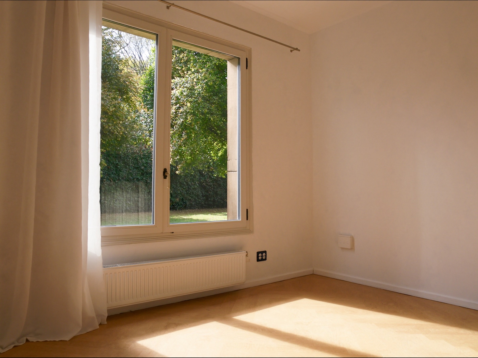 Fenêtre PVC blanche dans un salon lumineux