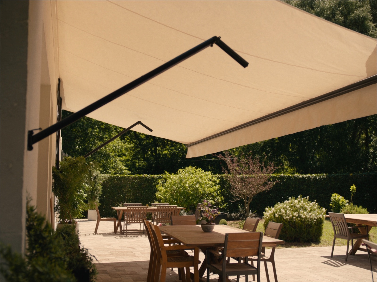 Store banne extérieur sur terrasse, mobilier de jardin