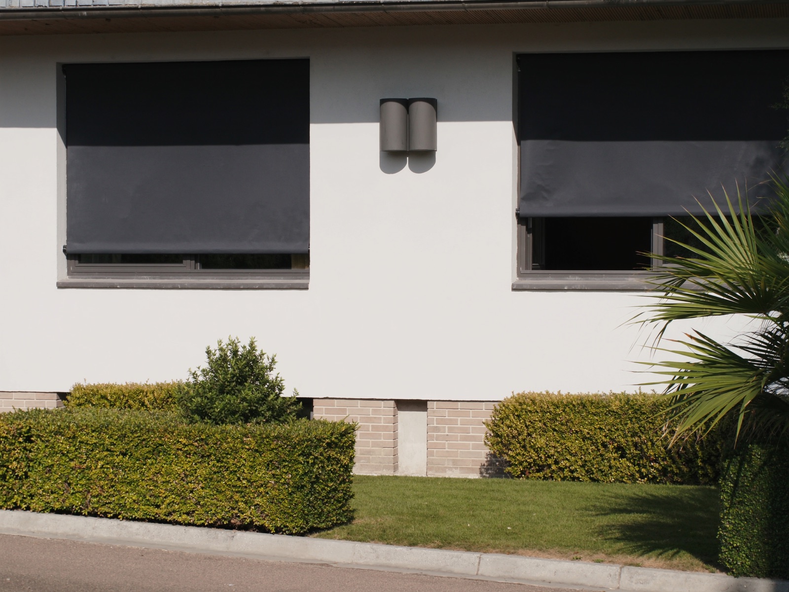 Volets roulants aluminium sur façade de pavillon